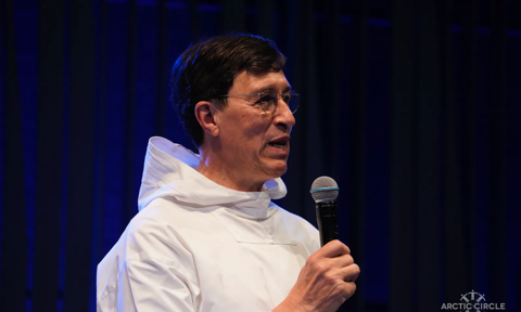 Minik Rosing giving the winner's speech at the Arctic Circle Assembly 2023