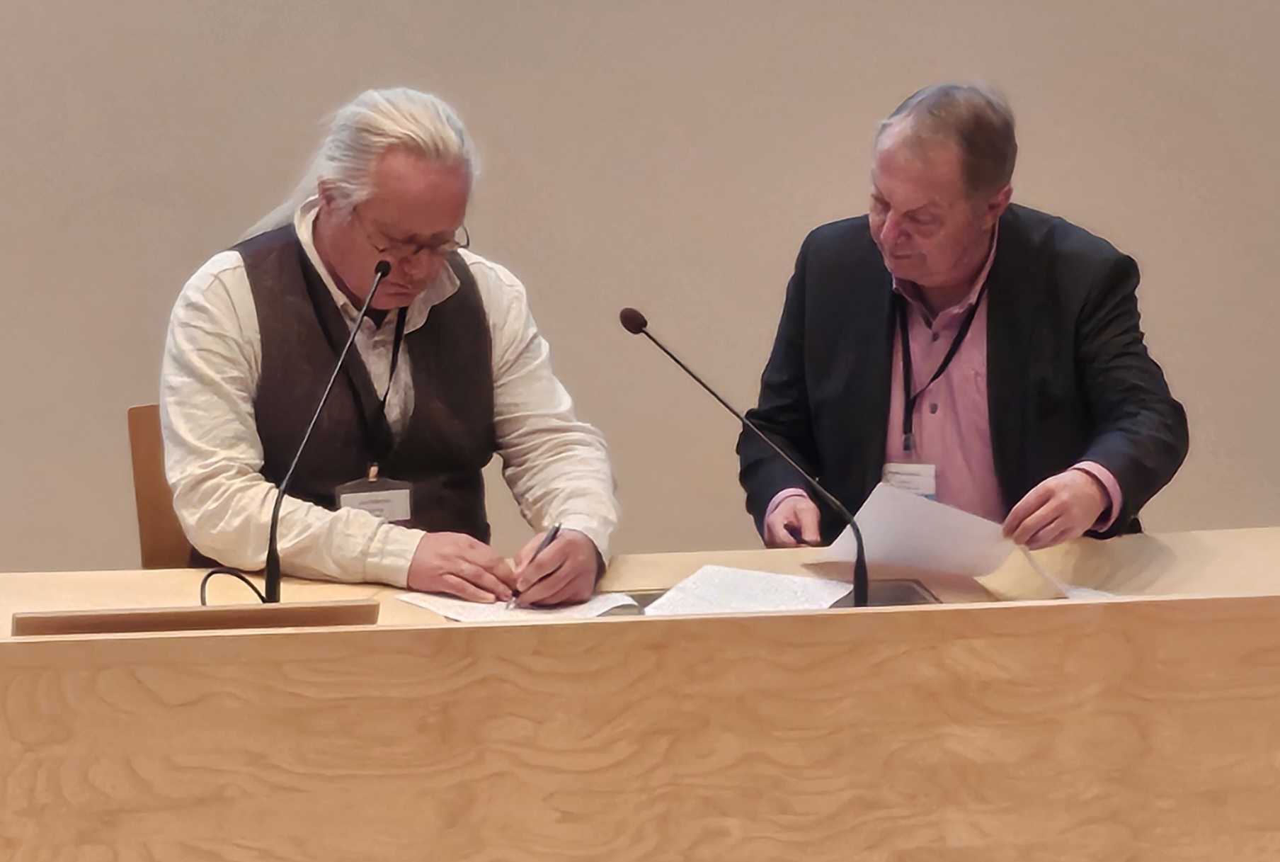 Lars Kullerud, the UArctic President and Markku Heikillä, the Head of Science Communications of the Arctic Centre, University of Lapland in the signing event